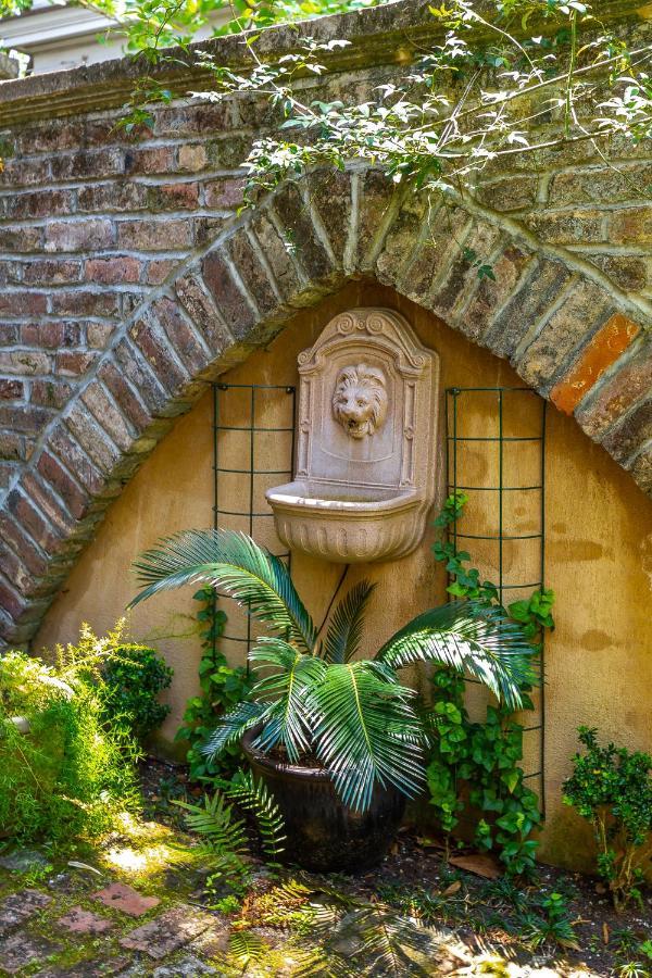 The Most Charming Old Brick Alley In Charleston Exterior photo